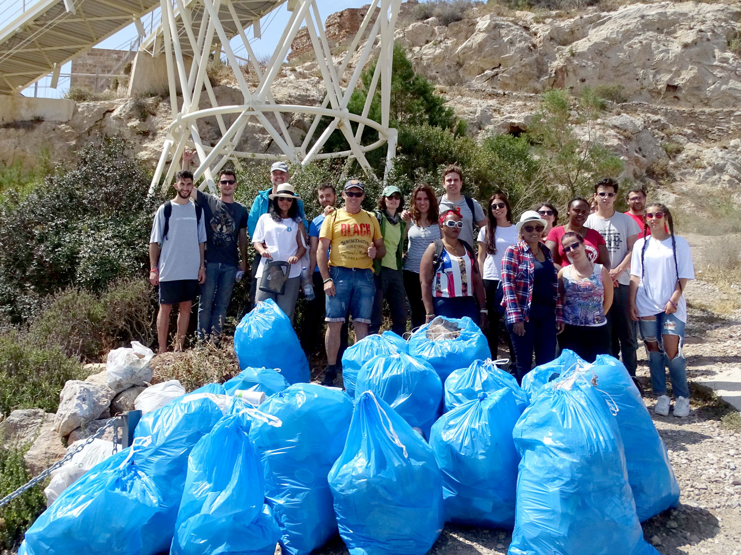 Basuras y voluntarios junto a fuerte