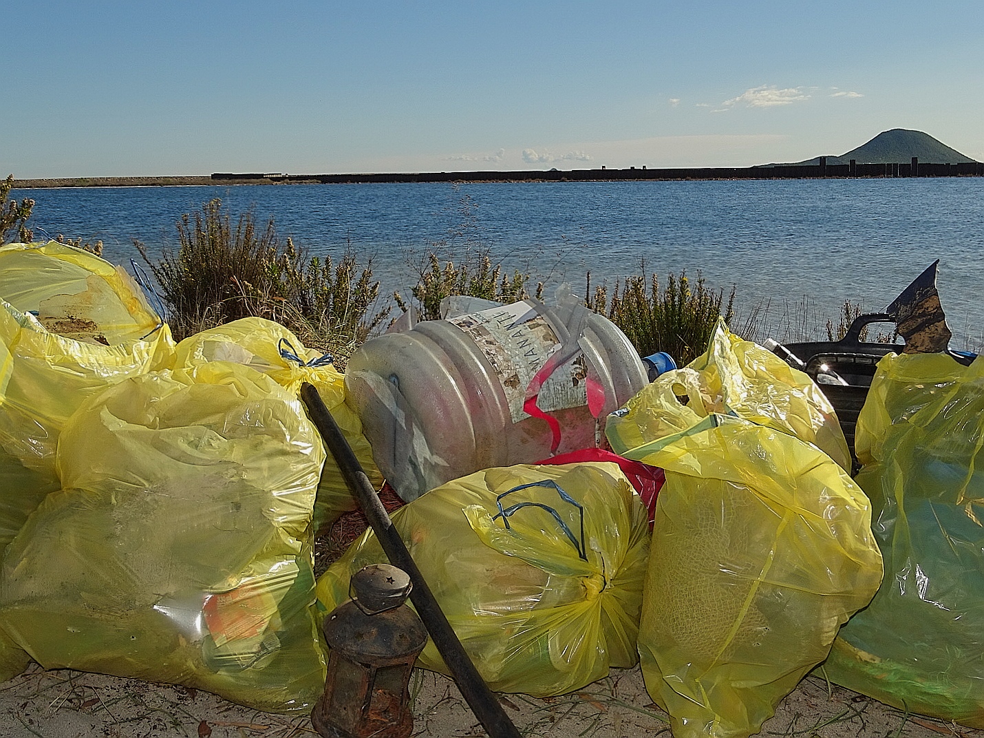 Parte de los residuos recogidos durante la jornada, con Isla Grosa de fondo