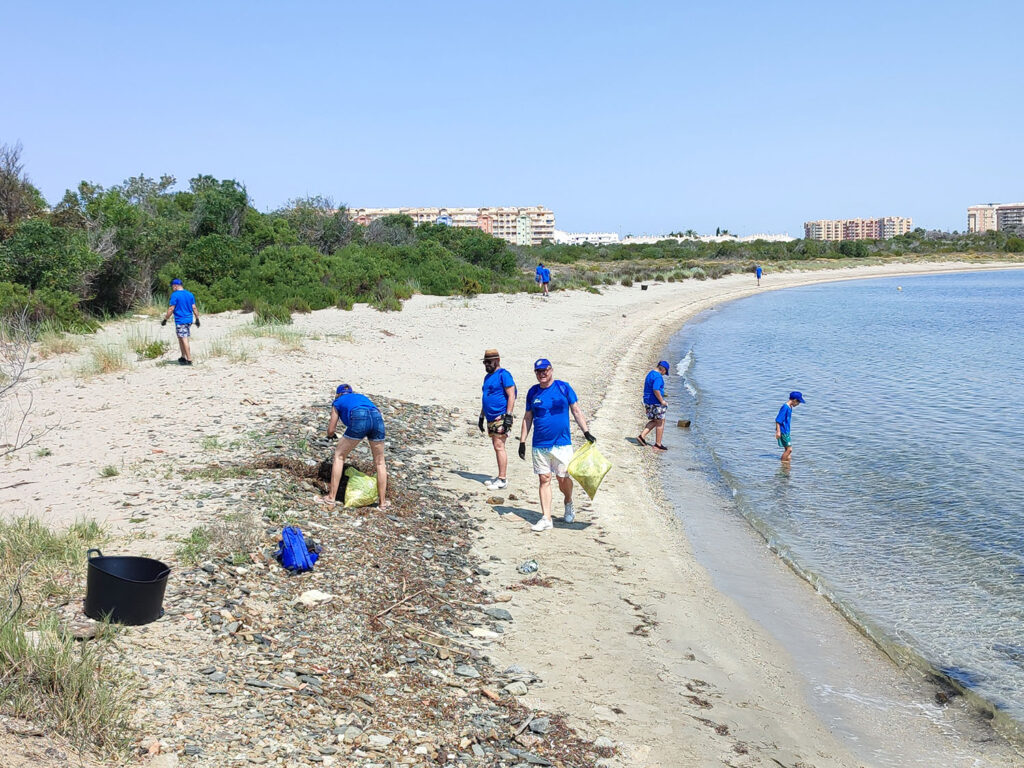 Voluntarios de LINASA participan en una retirada de residuos en la Caleta del Estacio