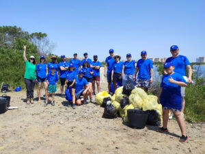 Voluntarios de LINASA participan en una retirada de residuos en la Caleta del Estacio